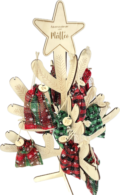 Adventskalender-Nadelbaum Holz-Weihnachtsbaum mit roten und grünen Anhängern, geschmückt mit einer Sternspitze.