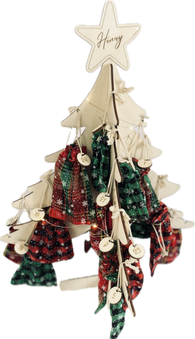 Adventskalender-Edeltanne Dekorativer Weihnachtsbaum aus Holz mit bunten Anhängern und Sternschmuck.