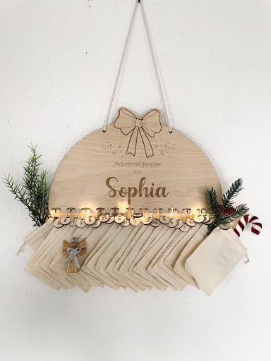 Adventskalender-Schleife Holztäfelchen mit dem Namen „Sophia“, geschmückt mit Weihnachtsmotiven und Lichtern.